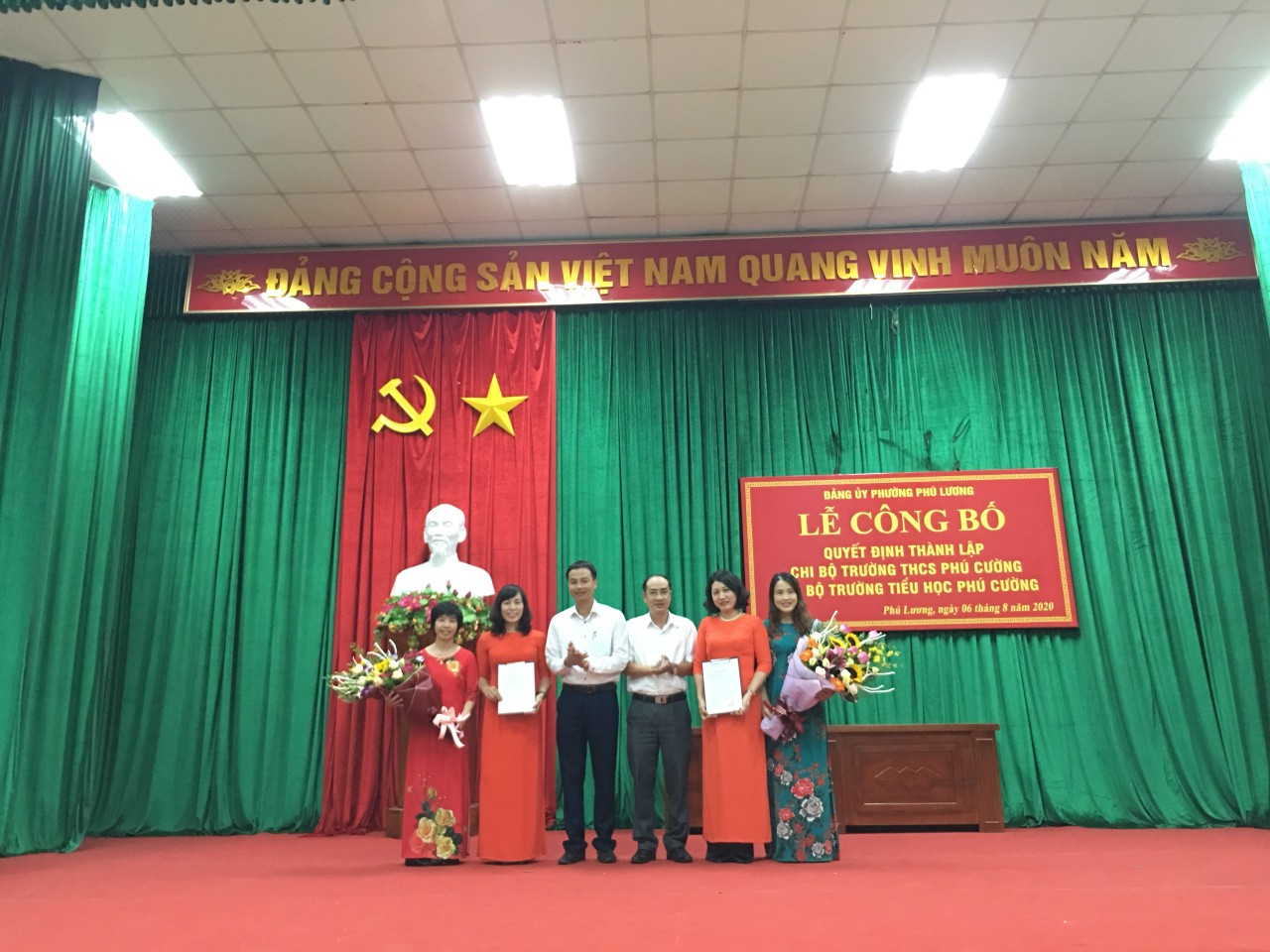 Chúc mừng đ/c Đinh Thị Thao - Hiệu trưởng - Bí thư Chi bộ; Đ/c Nguyễn Thị Liên - Phó Hiệu trưởng - Phó bí thư chi bộ