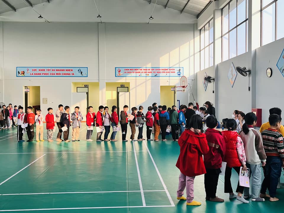 Các bạn học sinh xếp hàng ngay ngắn chờ tới lượt