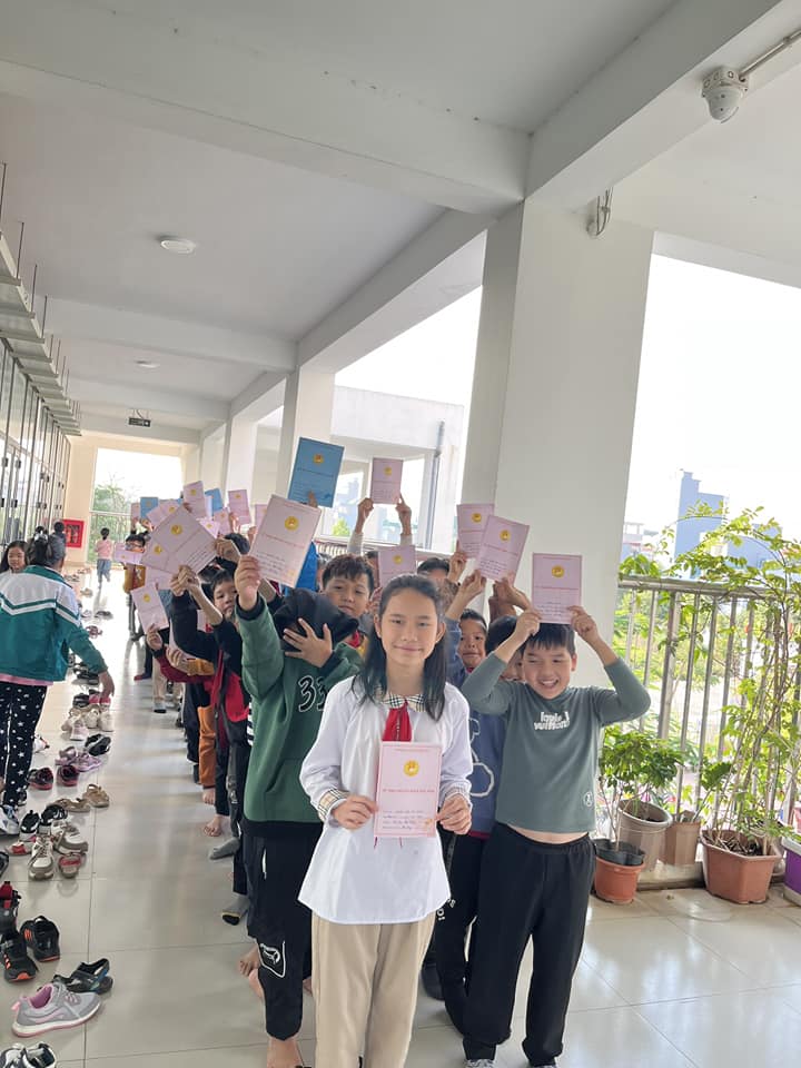 Các bạn học sinh hào hứng đi khám sức khỏe